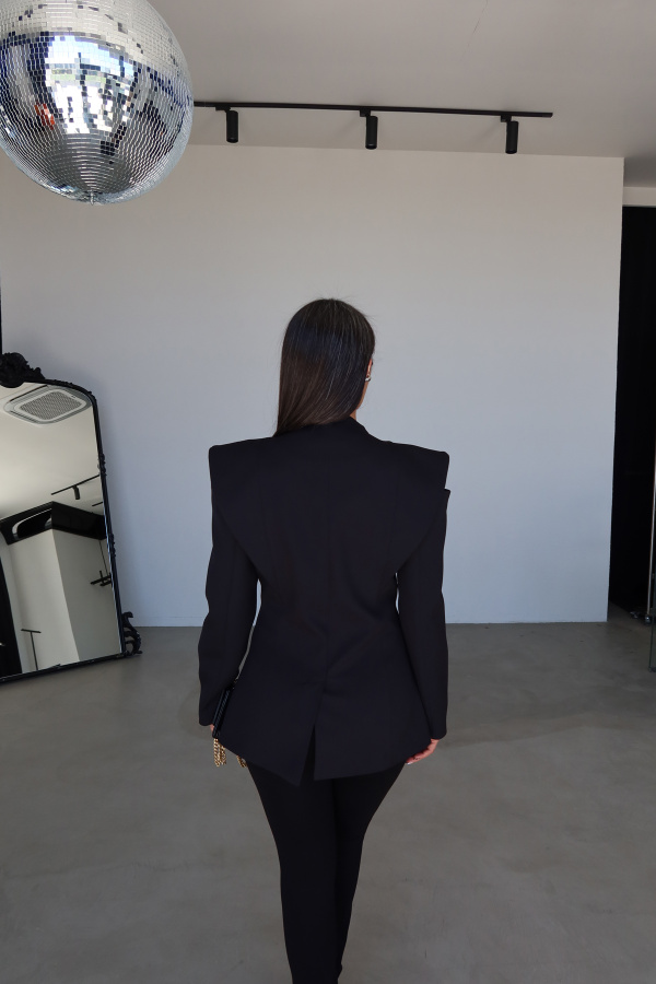 Kapak Düğmeli Parça Detaylı Ceket