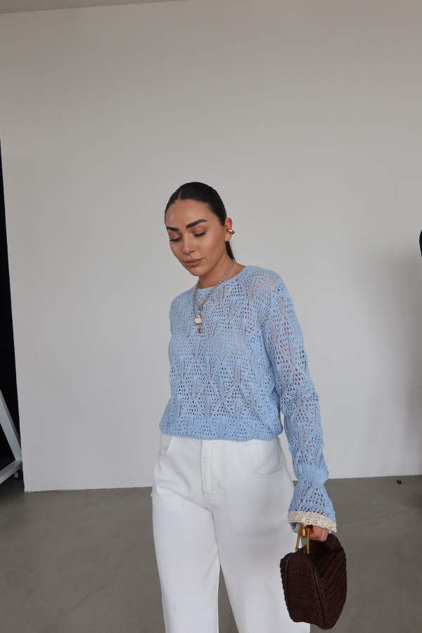 Kolları İşlemeli Ajurlu Triko