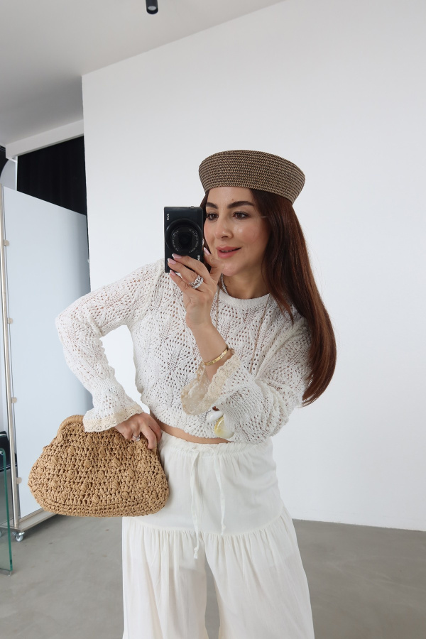 Kolları İşlemeli Ajurlu Triko