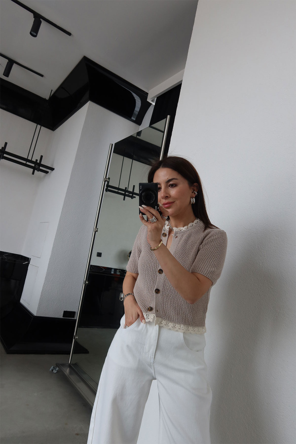 Yakası Ve Etek Ucu Dantel İşlemeli Kısa Kol Hırka