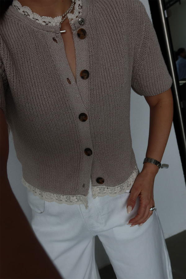 Yakası Ve Etek Ucu Dantel İşlemeli Kısa Kol Hırka