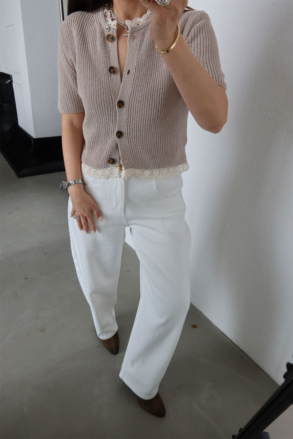 Yakası Ve Etek Ucu Dantel İşlemeli Kısa Kol Hırka