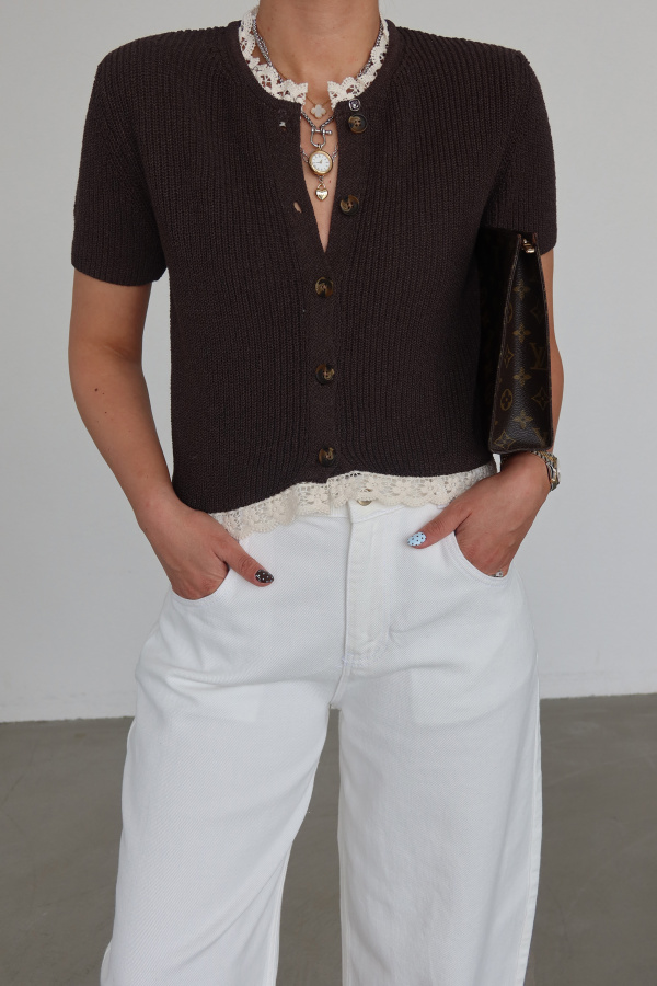 Yakası Ve Etek Ucu Dantel İşlemeli Kısa Kol Hırka