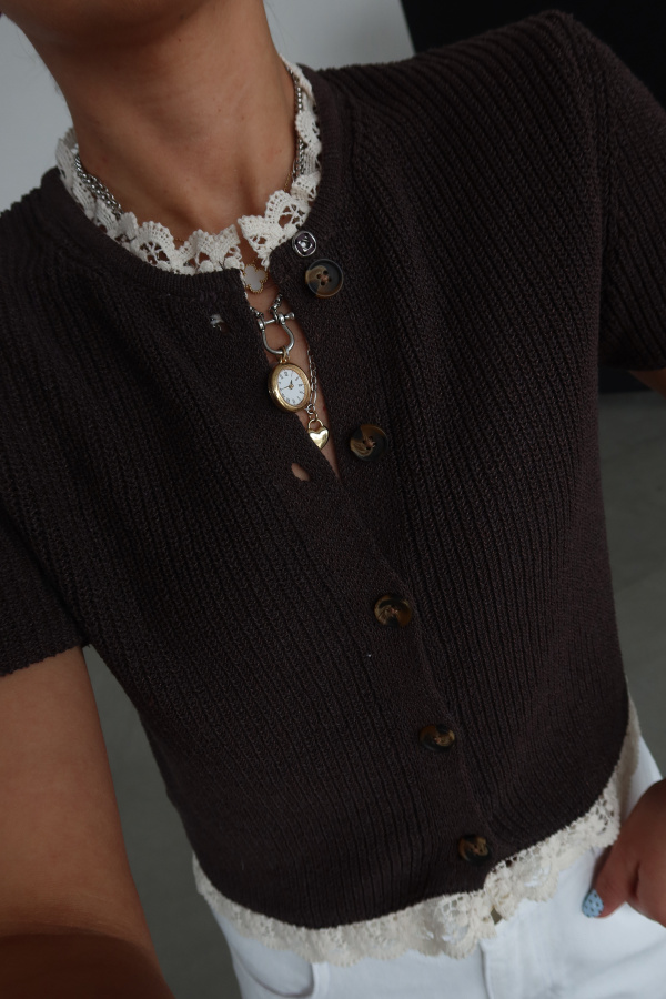 Yakası Ve Etek Ucu Dantel İşlemeli Kısa Kol Hırka