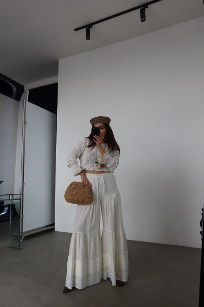 Paçası Güpür Detaylı Geniş Kalıp Pantolon