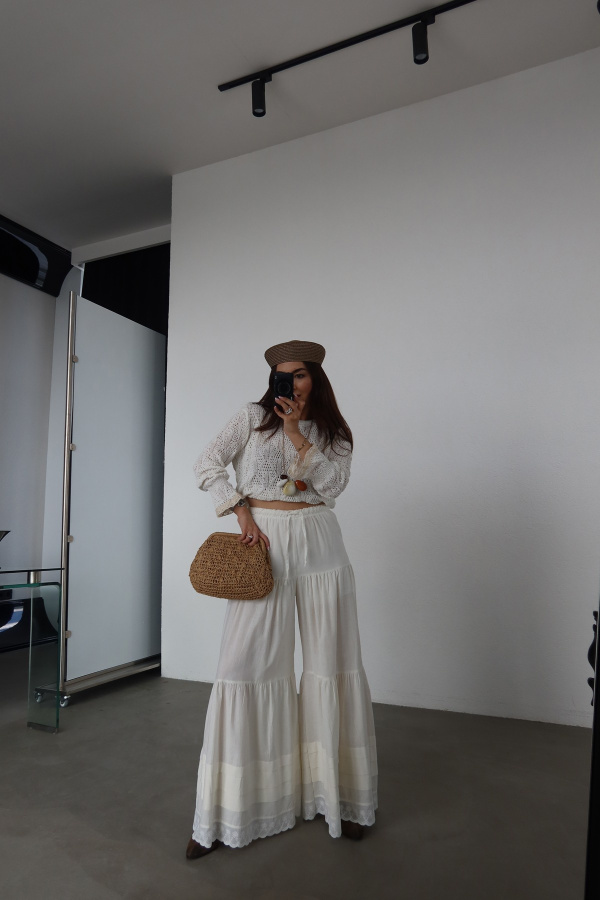 Paçası Güpür Detaylı Geniş Kalıp Pantolon