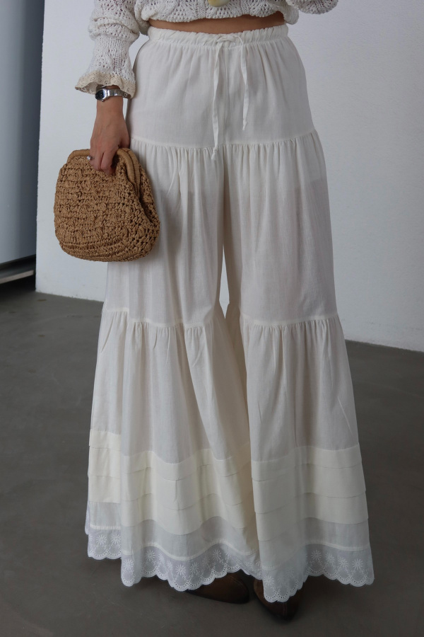 Paçası Güpür Detaylı Geniş Kalıp Pantolon