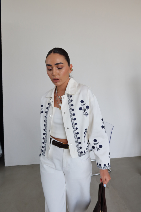 Ön Kısmı Nakışlı Denim Ceket