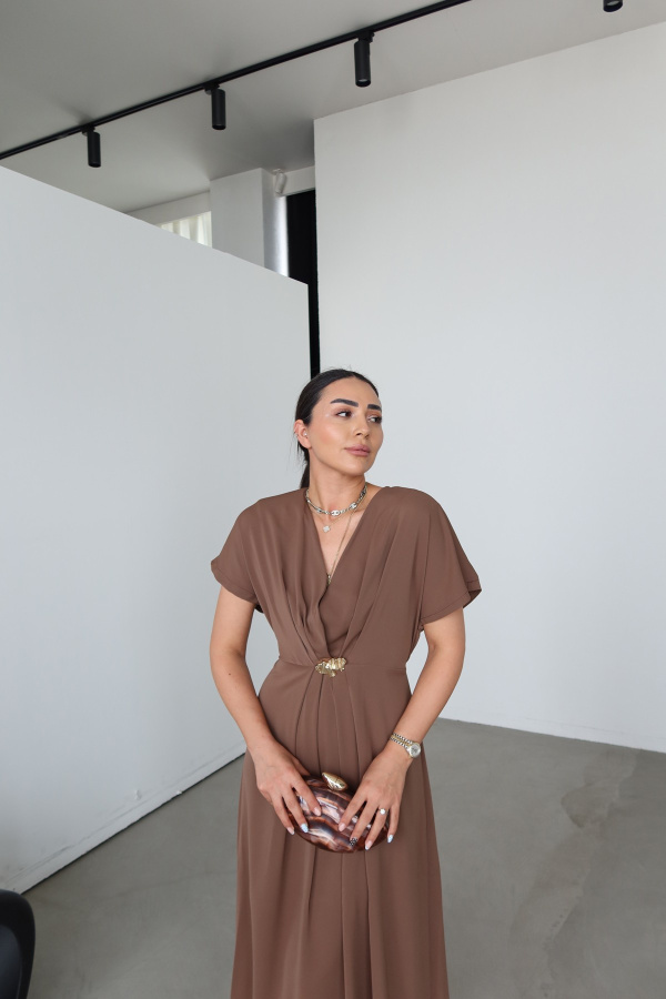 V Yaka Aksesuar Detaylı Kolsuz Elbise