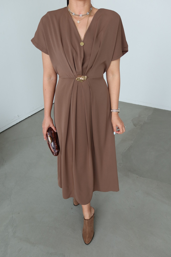 V Yaka Aksesuar Detaylı Kolsuz Elbise