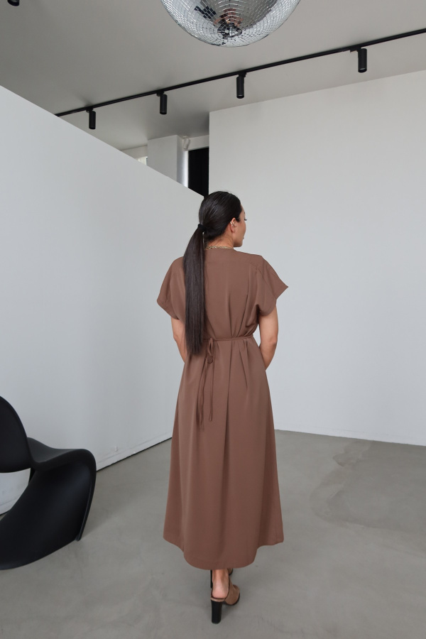 V Yaka Aksesuar Detaylı Kolsuz Elbise