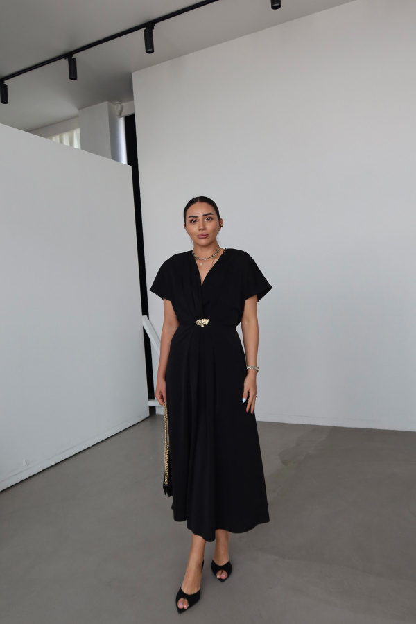 V Yaka Aksesuar Detaylı Kolsuz Elbise