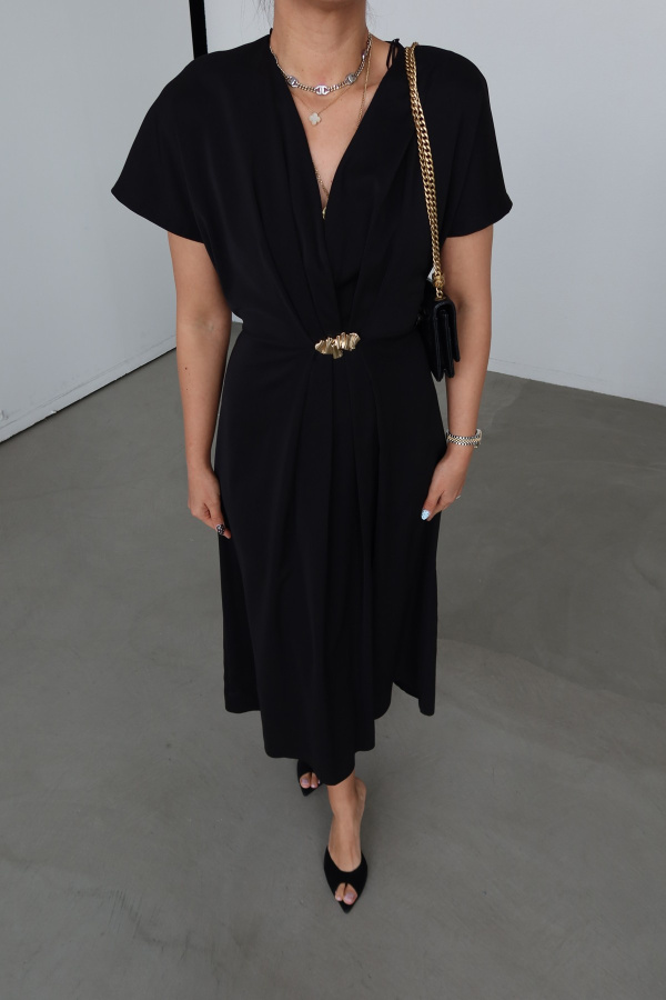 V Yaka Aksesuar Detaylı Kolsuz Elbise