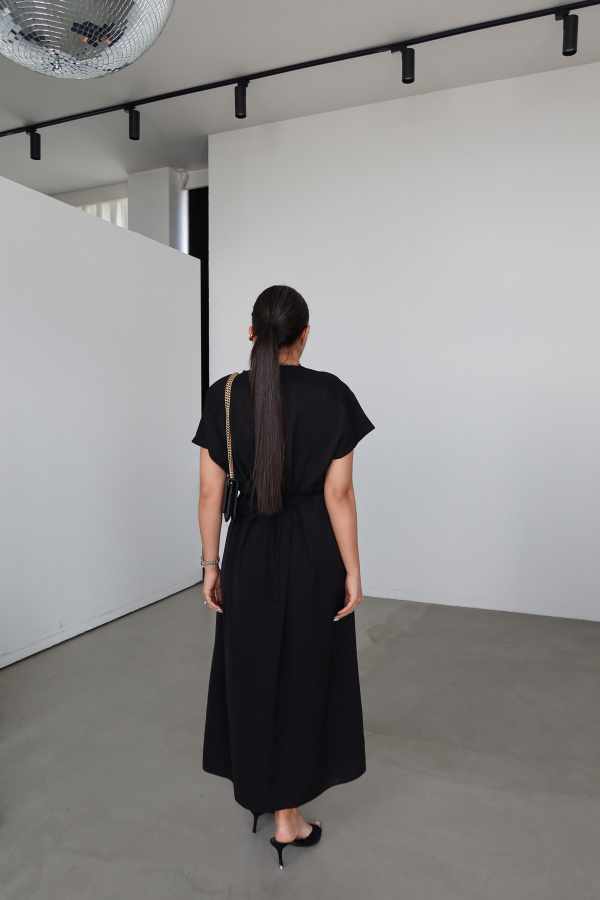 V Yaka Aksesuar Detaylı Kolsuz Elbise