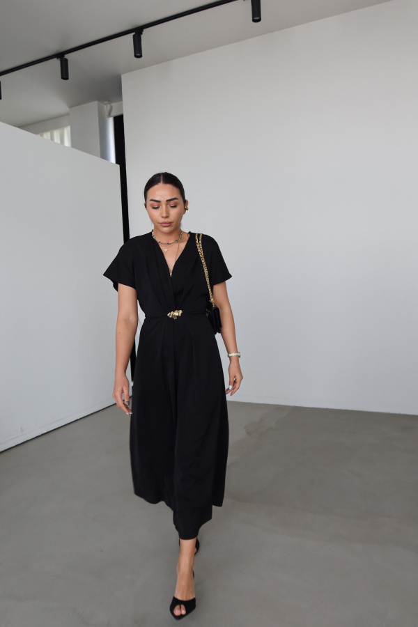 V Yaka Aksesuar Detaylı Kolsuz Elbise