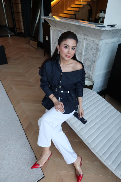 Asimetrik Yaka Kemeri Çakımlı Denim Ceket