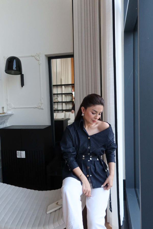 Asimetrik Yaka Kemeri Çakımlı Denim Ceket