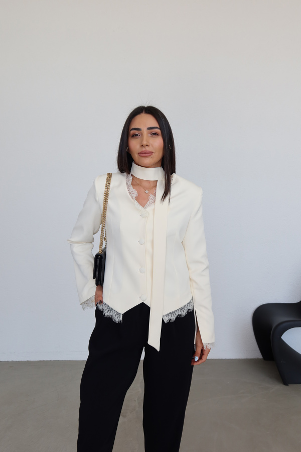 Dantel Detaylı Kapak Düğmeli Ceket