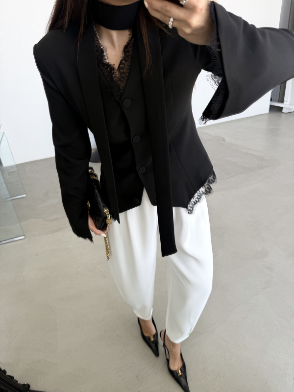 Dantel Detaylı Kapak Düğmeli Ceket