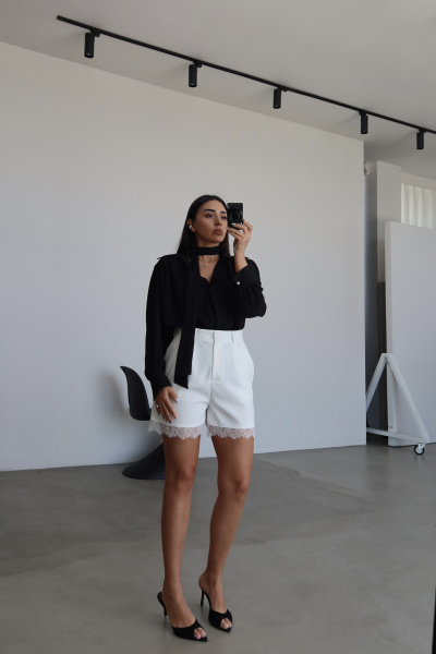 Etek Ucu Dantelli Kemerli Şort