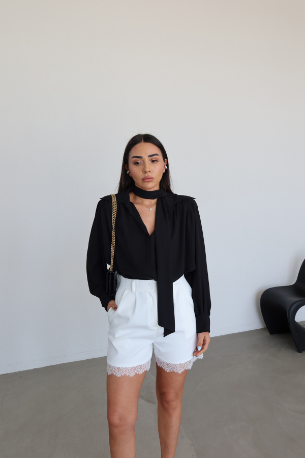 Etek Ucu Dantelli Kemerli Şort