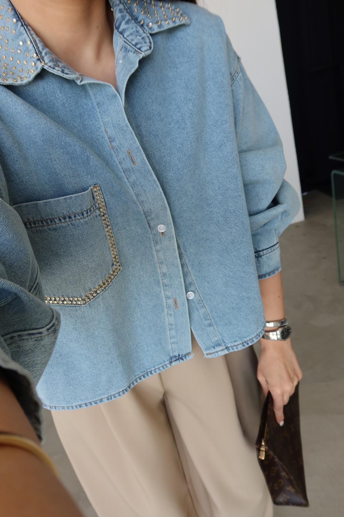 Yakası Ve Cebi Taşlı Denim Gömlek
