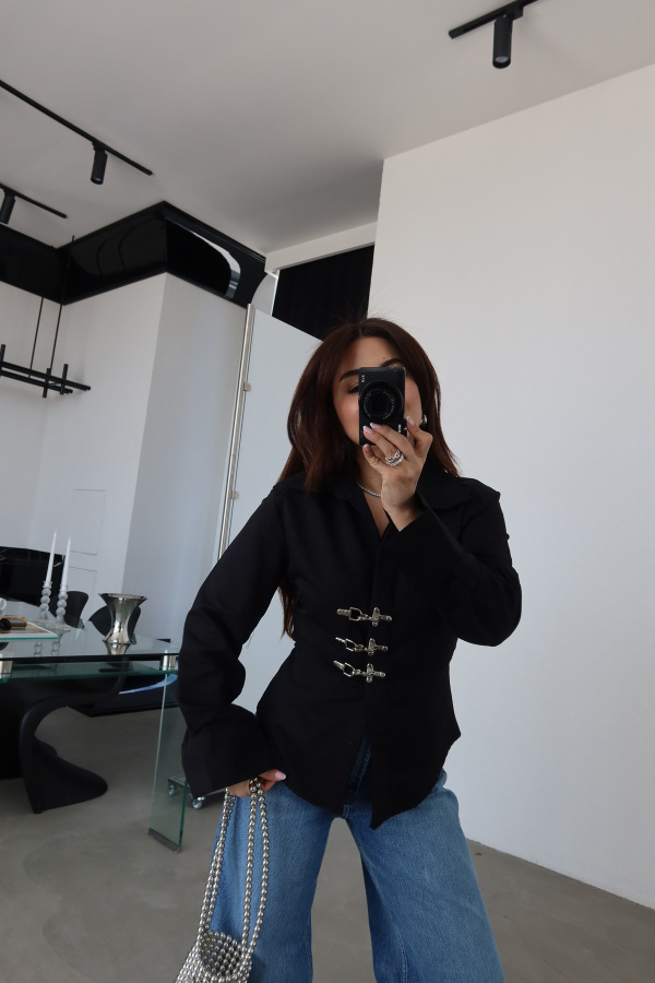 Arkadan Bağlamalı Agraflı Gömlek