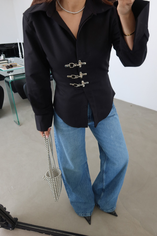 Arkadan Bağlamalı Agraflı Gömlek