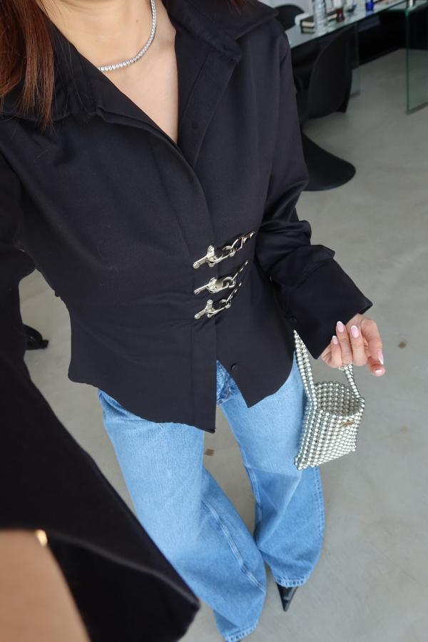 Arkadan Bağlamalı Agraflı Gömlek