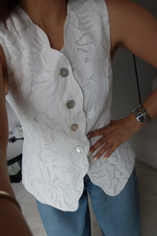 4 Düğmeli Üzeri İşlemeli Yelek