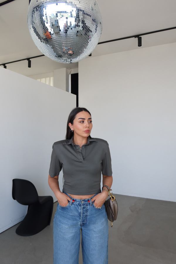 Polo Yaka Omuzu Vatkalı Tişört