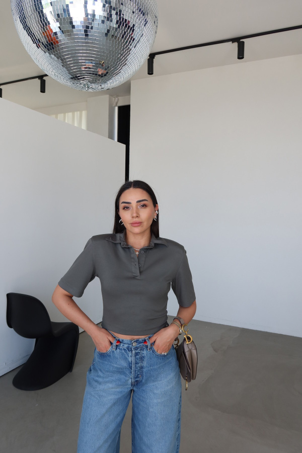 Polo Yaka Omuzu Vatkalı Tişört