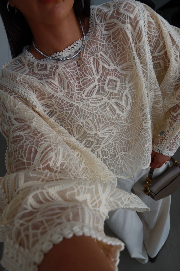 Dantel İşlemeli Bluz