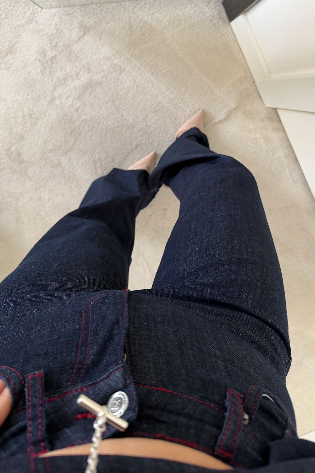 Kontrast Dikişli Paçası Kesik Jean