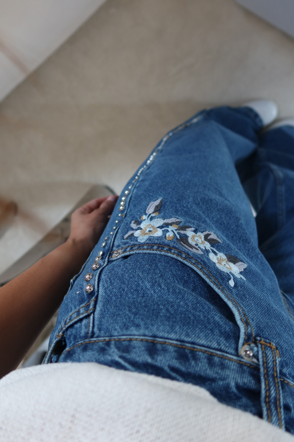Yanları Boncuk ve Taş Baskılı Jean