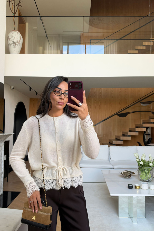 Etek Ucu ve Kolları Dantelli Hırka