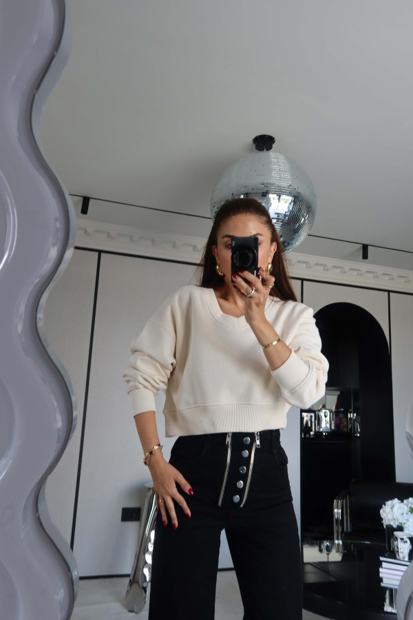V Yaka Crop Sweat