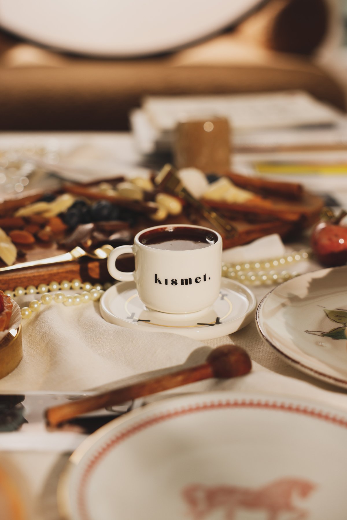 Eli Belinde Türk Kahvesi Fincan Tabak Takımı