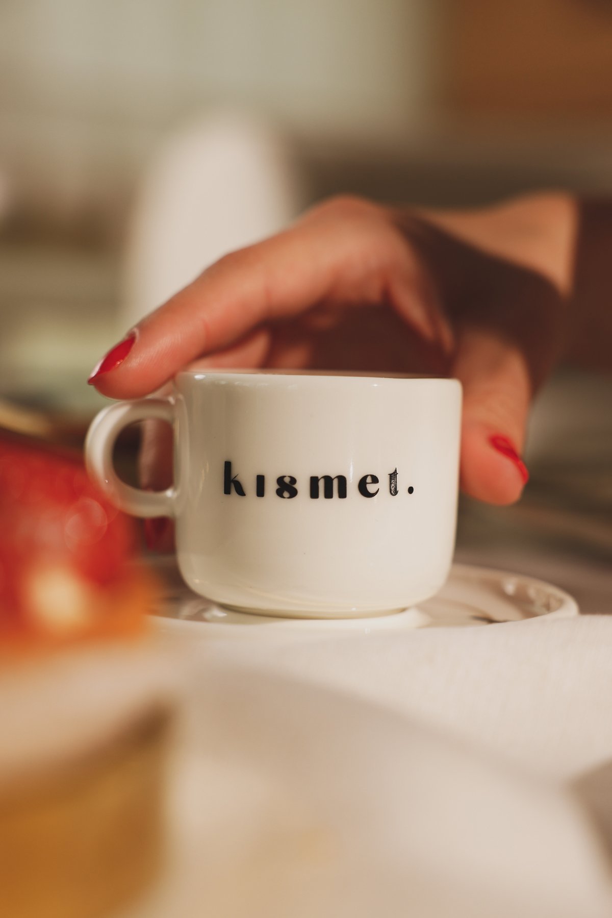 Eli Belinde Türk Kahvesi Fincan Tabak Takımı