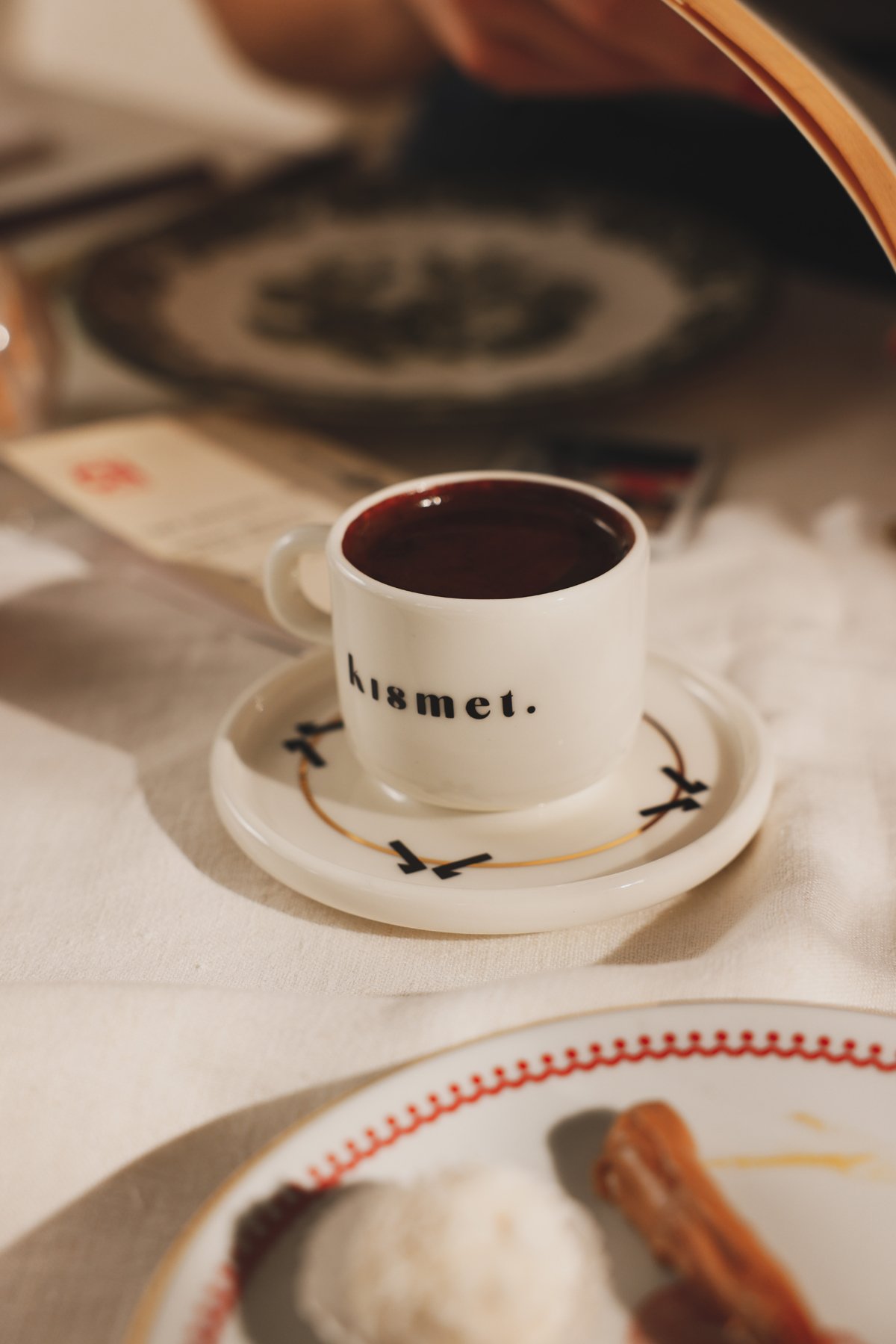 Eli Belinde Türk Kahvesi Fincan Tabak Takımı