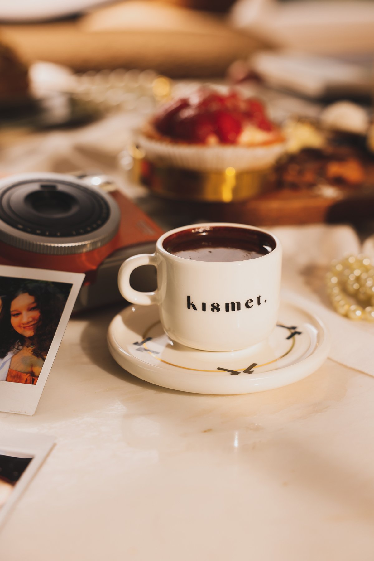 Eli Belinde Türk Kahvesi Fincan Tabak Takımı