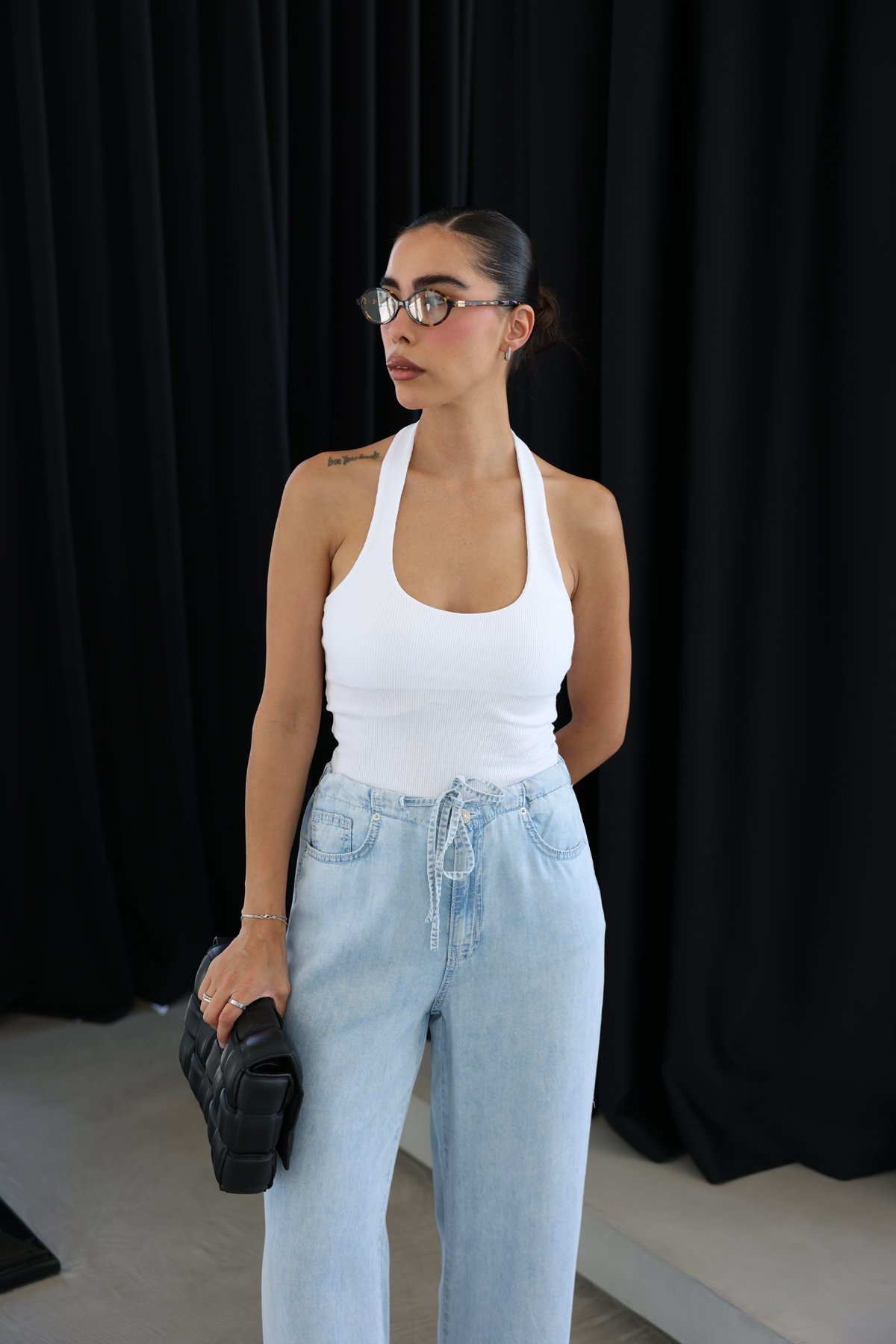 Beli Lastikli Ve Bağcıklı İnce Denim Pantolon ve Boyundan Geçmeli Fitilli Atlet Kombini