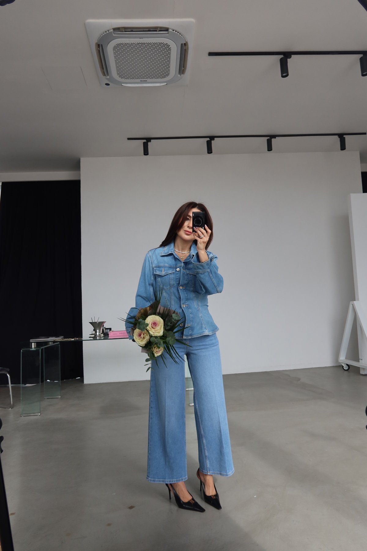 Çift Cepli Parça Dikişli Denim Ceket ve Kontrast Dikişli Yumuşak Dokulu Jean Kombini