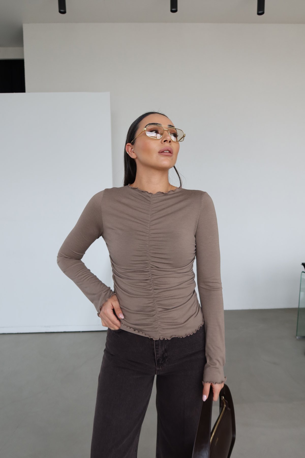 Önü Büzgülü Uzun Kollu Bluz ve Taşlamalı Wideleg Jean Kombini