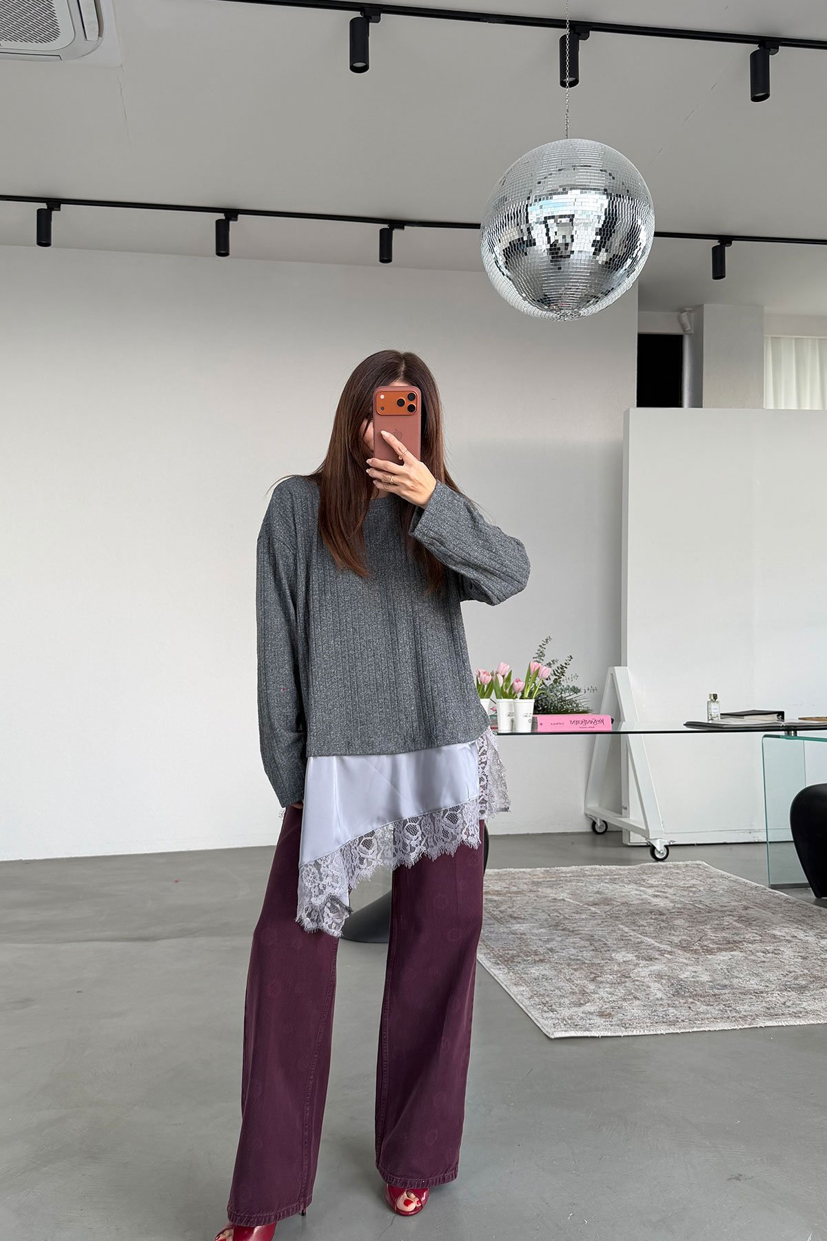 Üzeri İşlemeli Wideleg Jean ve Altı Dantel Parçalı Fitilli Triko Bluz Kombini