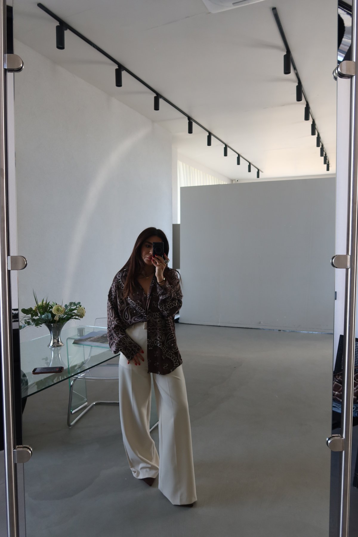 Klasik Basic Kumaş Pantolon ve Etnik Desenli Saten Gömlek Kombini