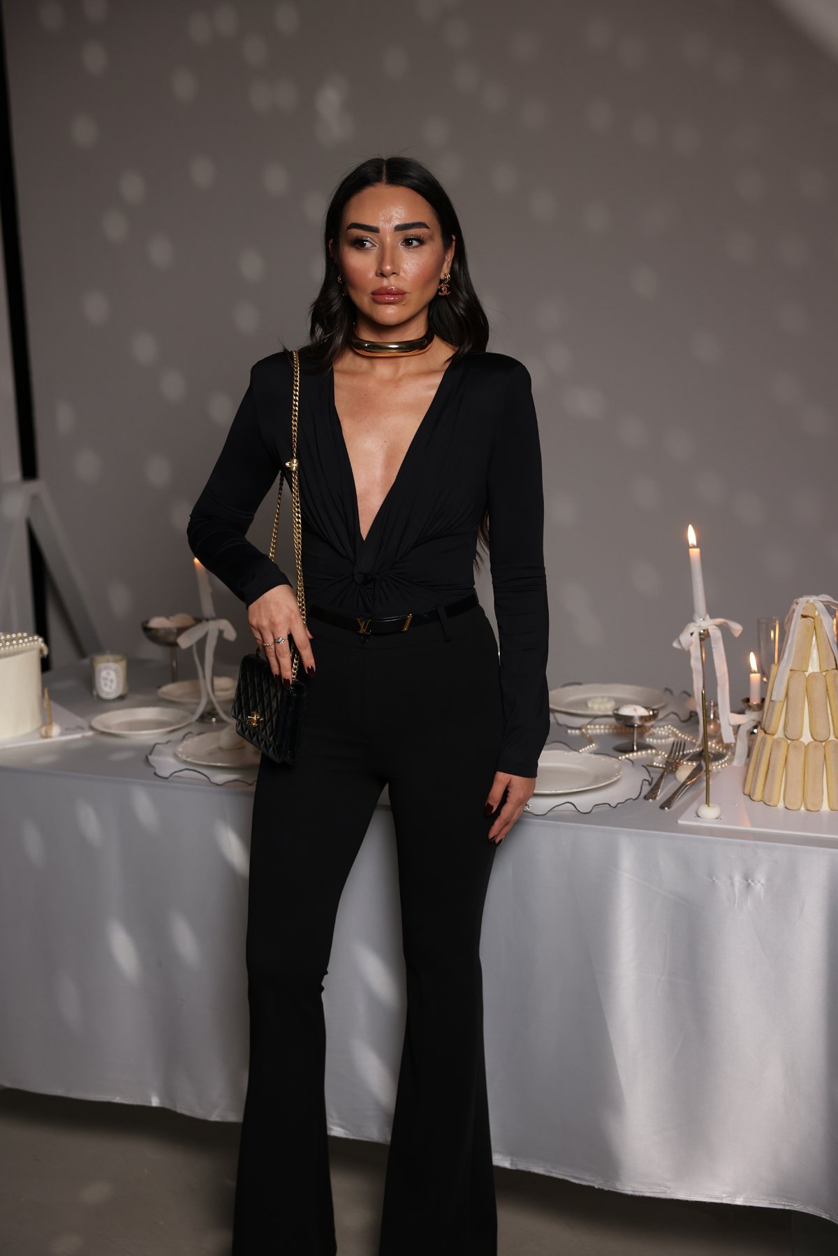 Önü Büzgülü Omuzu Vatkalı Bodysuit ve Beli Kemerli İspanyol Paça Pantolon Kombini