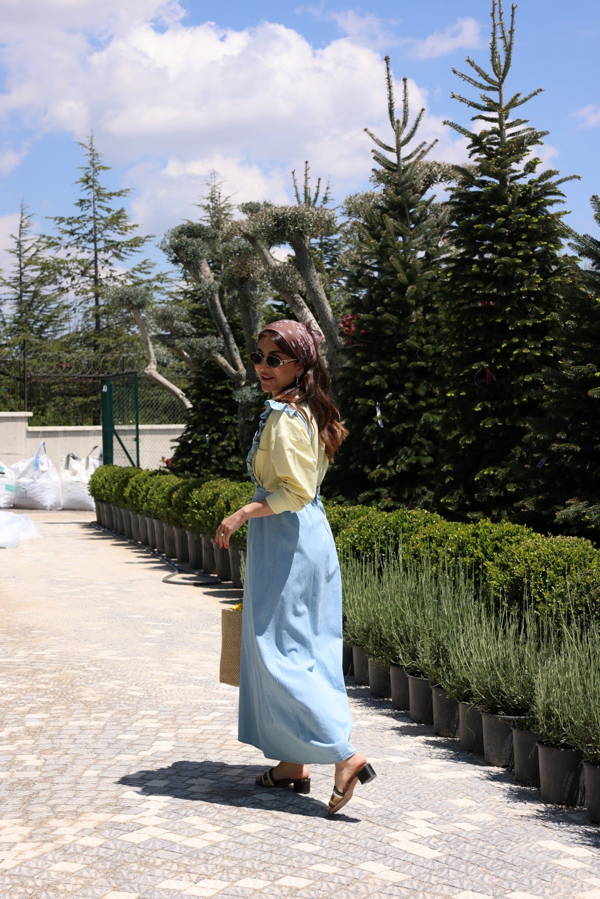 Askılı Maxi Boy Denim Elbise ve Önü Kısa Arkası Uzun Oversize Gömlek Kombini