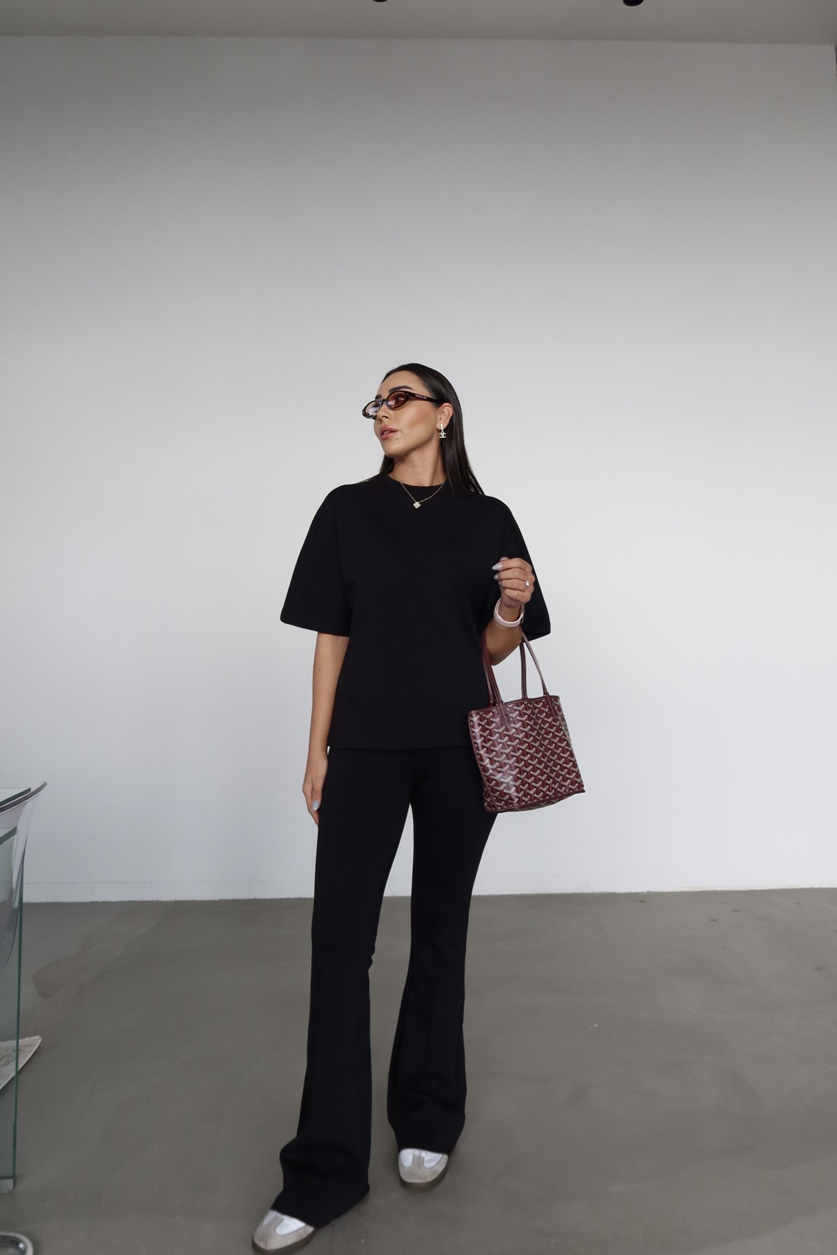 İspanyol Paça Önden Dikişli Pantolon ve Tok Doku Oversize Tshirt Kombini