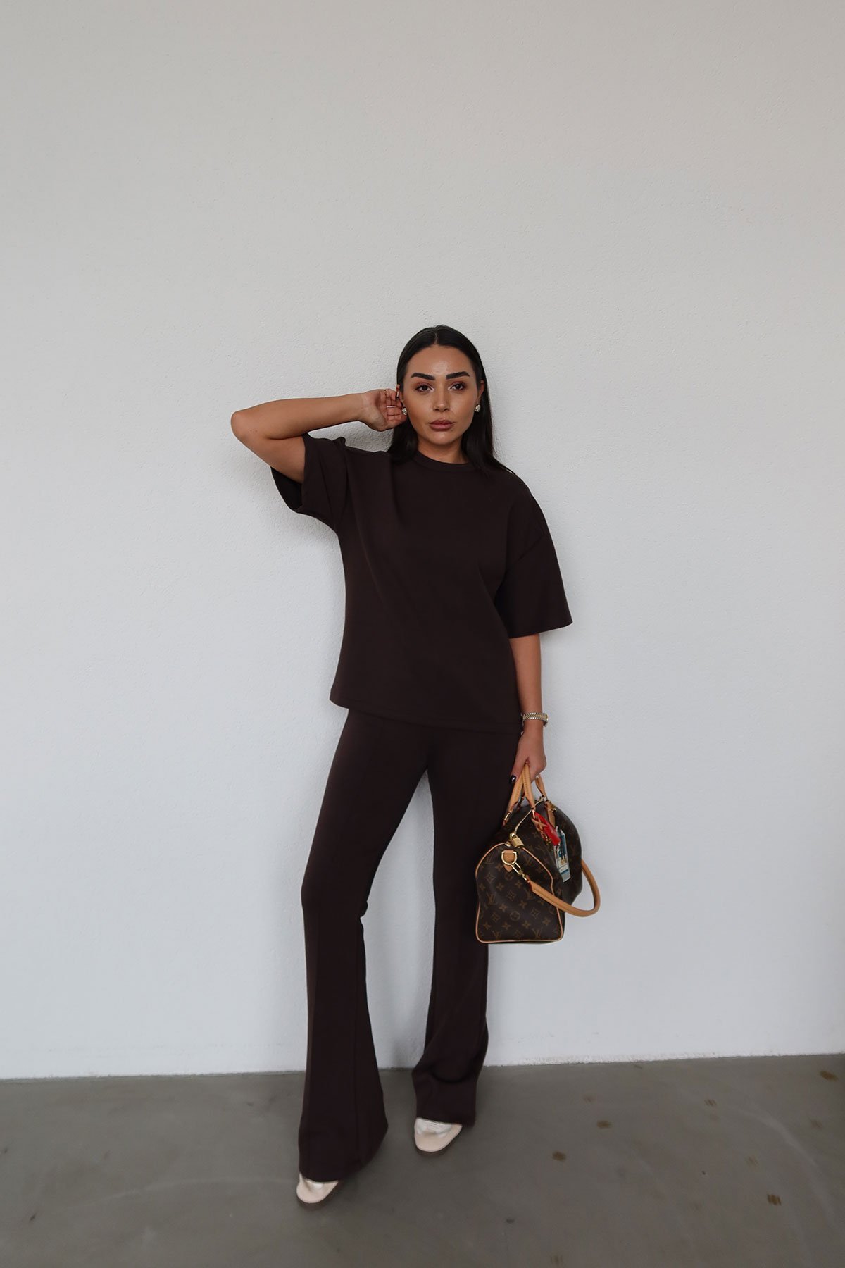 Tok Doku Oversize Tshirt ve İspanyol Paça Önden Dikişli Pantolon Kombini